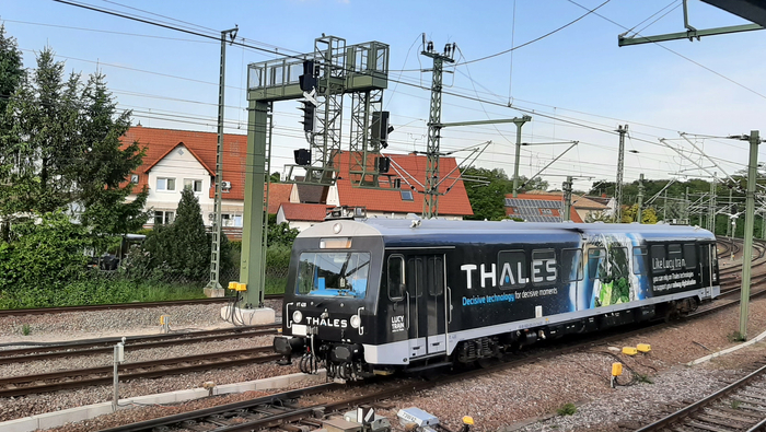 Neuer Signalausleger und Testzug von Thales für Probefahrten (Quelle: DB Engineering & Consulting GmbH/Martin Frewert)