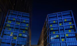 Zwei blau angeleuchtete Hochhäuser nebeneinander in der Nacht. Auf ihnen sind gelbe Sterne in Herzform. (c) Deutsche Bahn AG / Oliver Lang Zwei blau angeleuchtete Hochhäuser nebeneinander in der Nacht. Auf ihnen sind gelbe Sterne in Herzform. (c) Deutsche Bahn AG / Oliver Lang
