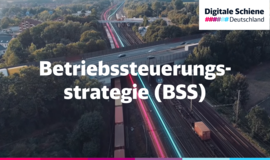 Foto zeigt Straßenüberführung über mehrgleisige Bahnstrecke. Im Vordergrund des Bildes steht "Betriebssteuerungsstrategie (BBS)" Foto zeigt Straßenüberführung über mehrgleisige Bahnstrecke. Im Vordergrund des Bildes steht "Betriebssteuerungsstrategie (BBS)"