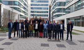 Das Projektteam bei einem Gruppenfoto vor dem Gebäude der DB InfraGO in Frankfurt am Main.