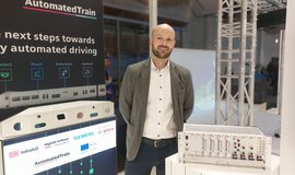 Bei einer Präsentation von AutomatedTrain. Links ist die das Sensorbox-Design von Siemens Mobility zu sehen und rechts der Vehicle-Data-Logger (VDL) Bei einer Präsentation von AutomatedTrain. Links ist die das Sensorbox-Design von Siemens Mobility zu sehen und rechts der Vehicle-Data-Logger (VDL)