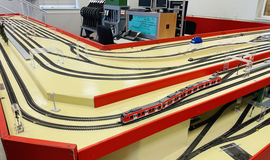 Railroad Operating Field Darmstadt: An Indispensable Simulation Platform: The photo shows a model train with a red model train.