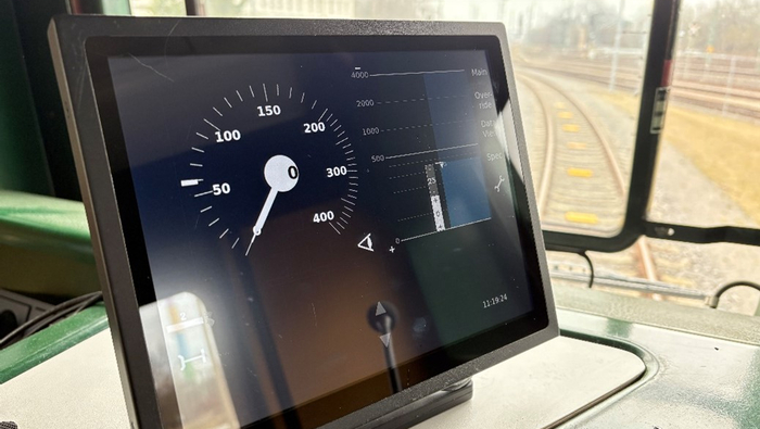 Abbildung 3: Display im umgebauten Führerstand des Testfahrzeugs | © DB InfraGO AG