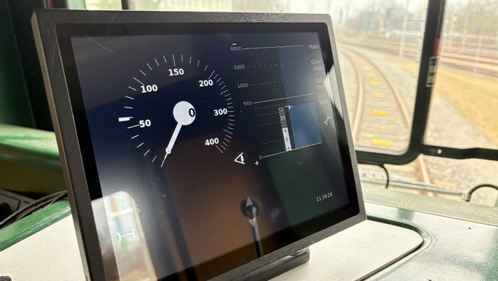 Figure 3: Display in the converted driver's cab of the test vehicle | © DB InfraGO AG