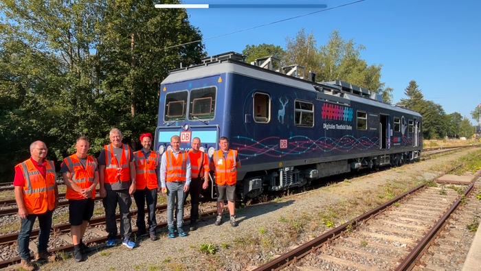 Figure 4: The team of Digitale Schiene Deutschland at the converted test vehicle in the Ore Mountains. | © DB InfraGO AG