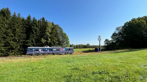 The picture shows a test vehicle in the digital railroad test field.  | © DB InfraGO AG