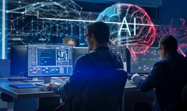 Zwei Männer sitzen vor je einem Monitor. Die Bildfarbe ist dunkelblau. Über den Männern ist ein Gehirn und vernetzte Linien dargestellt. Im Gehirn ist der Schriftzug "AI" | © Deutsche Bahn AG / Gorodenkoff Productions Zwei Männer sitzen vor je einem Monitor. Die Bildfarbe ist dunkelblau. Über den Männern ist ein Gehirn und vernetzte Linien dargestellt. Im Gehirn ist der Schriftzug "AI" | © Deutsche Bahn AG / Gorodenkoff Productions