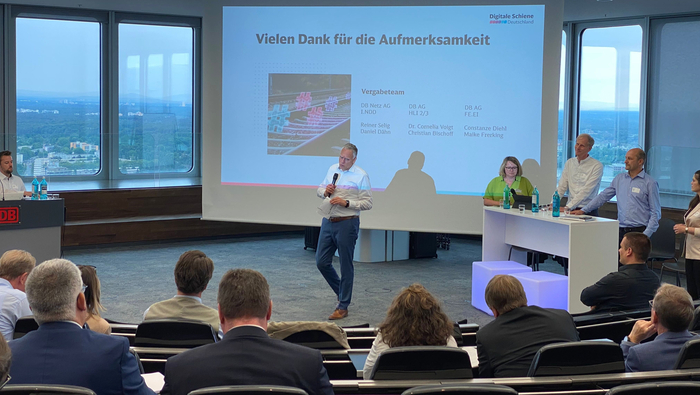 Vertreter:innen der Deutschen Bahn bei der Vorstellung des Volumenmodells