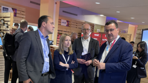  Parlamentarische Staatssekretärin Daniela Kluckert, Bürgermeister und Dezernent für Jena, Christian Gerlitz und Ludwig von Reiche, Geschäftsführer NVIDIA GmbH, Deutschland, im Gespräch mit Dr. Kristian Weiland, Leiter Entwicklung Digitalen Schiene Deutschland.