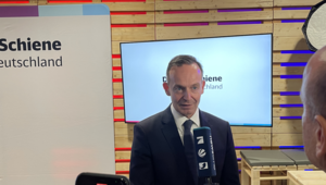 Bundesverkehrsminister Dr. Volker Wissing im Interview auf dem Messestand der Digitalen Schiene Deutschland. 