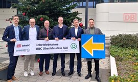 V.l.n.r.: Wilko Eisele, Leiter Inbetriebnahmesteuerung ETCS Großprojekt Korridor Rhine-Alpine/Klaus Müller, Vorstand „Digitale Infrastruktur und Kommunikationstechnik“ der DB InfraGO AG/Ulrich Kohlenberger, Leiter Technik Großprojekt Korridor Rhine-Alpine/Markus Ortmann, Leiter LST Realisierung der DB InfraGO AG/Dr. Reiner Behnsch, Leiter ETCS und ATO GoA 2 der DB InfraGO AG & Daniel Cramer, ETCS Projektingenieur Großprojekt Korridor Rhine-Alpine (Copyright: DB InfraGO AG/Digitale Schiene Deutschland)