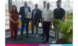 Der TSO-Rahmenvertrag ist geschlossen (v.l.n.r): Teilprojektleiterin für den Bereich TSO und BSO im Projekt Korridor Rhine-Alpine, Cigdem Callioglu-Goncalves, Vorstand, Klaus Müller, Gesamtprojektleiter, Ulrich Kohlenberger, Projektleiter des Teilprojektes Mitte im Projekt Korridor Rhine-Alpine, Peter Barth, Kaufmännischer Projektmanager vom Korridor Rhine-Alpine, Robert Amrey, und Vertragsmanager, Mehran Ataie (Copyright: DB InfraGO AG/Digitale Schiene Deutschland) Der TSO-Rahmenvertrag ist geschlossen (v.l.n.r): Teilprojektleiterin für den Bereich TSO und BSO im Projekt Korridor Rhine-Alpine, Cigdem Callioglu-Goncalves, Vorstand, Klaus Müller, Gesamtprojektleiter, Ulrich Kohlenberger, Projektleiter des Teilprojektes Mitte im Projekt Korridor Rhine-Alpine, Peter Barth, Kaufmännischer Projektmanager vom Korridor Rhine-Alpine, Robert Amrey, und Vertragsmanager, Mehran Ataie (Copyright: DB InfraGO AG/Digitale Schiene Deutschland)
