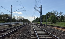 Blick von einem Gleis auf die zweigleisige Bahnstrecke mit Oberleitungen Blick von einem Gleis auf die zweigleisige Bahnstrecke mit Oberleitungen