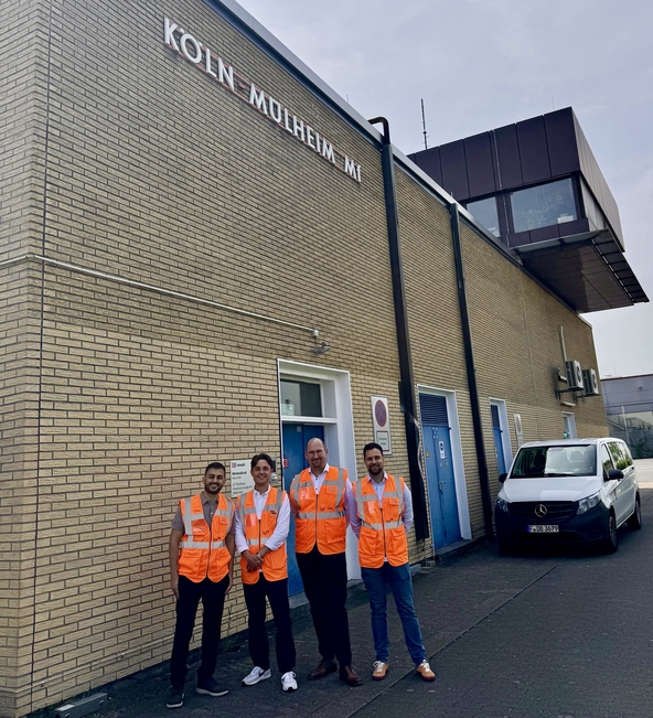 Projektteam vor dem alten Relaisstellwerk in Köln-Mülheim (Copyright: DB InfraGO AG/Digitale Schiene Deutschland)