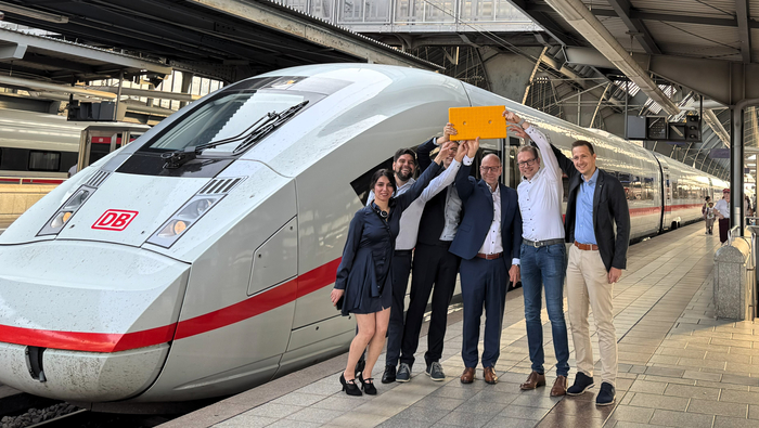 Projektteam (v. l. n. r.): Maryam Eftekhari (ETCS Projekunterstützerin – Systementwicklung ETCS), Felipe Galarza-Leusch (Inbetriebnahmemanager – Korridor Rhine-Alpine), Wilko Eisele (Leiter Inbetriebnahmesteuerung ETCS – Korridor Rhine-Alpine), Ulrich Kohlenberger (Leiter des Projekts Korridor Rhine-Alpine), Marc Hansen (Inbetriebnahmemanager – Korridor Rhine-Alpine) und Alexander Schuler (Experte Inbetriebnahmemanagement Projekte DSD – Korridor Rhine-Alpine) (Copyright: DB InfraGO AG/Maria Brakel)