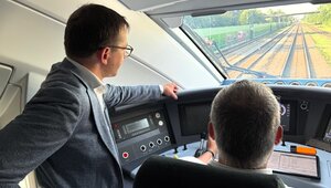 Dr. Philipp Nagl im Führerstand des ICE 4 (Copyright: DB InfraGO AG/Digitale Schiene Deutschland, Wilko Eisele)