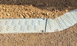 The newly approved lightweight cable troughs successfully installed (Copyright: DB InfraGO AG/Digitale Schiene Deutschland)