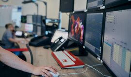 Bedienung aus modernem Stellwerk – Symbolbild (Copyright: DB InfraGO AG / Dominic Dupont)