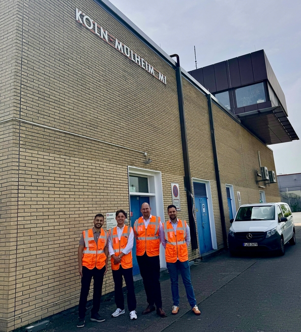 Projektteam vor dem alten Relaisstellwerk in Köln-Mülheim (Copyright: DB InfraGO AG/Digitale Schiene Deutschland)