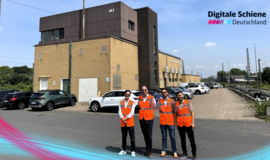 Projektteam vor dem alten Relaisstellwerk in Köln-Mülheim (Copyright: DB InfraGO AG/Digitale Schiene Deutschland) Projektteam vor dem alten Relaisstellwerk in Köln-Mülheim (Copyright: DB InfraGO AG/Digitale Schiene Deutschland)