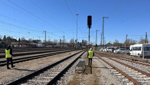 On-site inspection: Specialist planners check deviations from the planning documents (Copyright: DB InfraGO AG/Digitale Schiene Deutschland) 