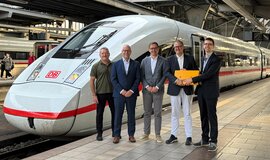 Vertreter der DB InfraGO AG und Hitachi Rail (v. l. n. r.): Andreas Winter (Leiter Teilprojekt Südwest Korridor Rhine-Alpine mit POS Nord), Ulrich Kohlenberger (Leiter des Projektes Korridor Rhine-Alpine), Dr. Philipp Nagl (Vorstandsvorsitzender der DB InfraGO AG), Markus Fritz (Managing Director Hitachi Rail GTS Deutschland), Wilko Eisele (Leiter Inbetriebnahmesteuerung ETCS – Korridor Rhine-Alpine) (Copyright: DB InfraGO AG/Maria Brakel)