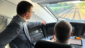 Dr. Philipp Nagl im Führerstand des ICE 4 (Copyright: DB InfraGO AG/Digitale Schiene Deutschland, Wilko Eisele)