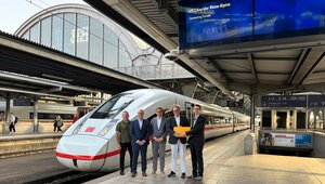 Vertreter der DB InfraGO AG und Hitachi Rail (v. l. n. r.): Andreas Winter (Leiter Teilprojekt Südwest Korridor Rhine-Alpine mit POS Nord), Ulrich Kohlenberger (Leiter des Projektes Korridor Rhine-Alpine), Dr. Philipp Nagl (Vorstandsvorsitzender der DB InfraGO AG), Markus Fritz (Managing Director Hitachi Rail GTS Deutschland), Wilko Eisele (Leiter Inbetriebnahmesteuerung ETCS – Korridor Rhine-Alpine) (Copyright: DB InfraGO AG/Maria Brakel)