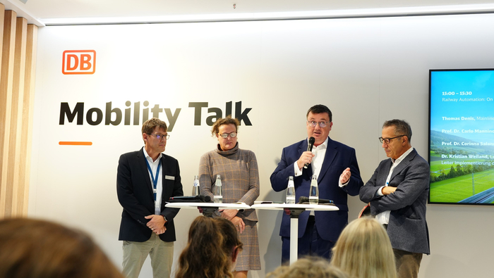 Dr. Kristian Weiland, Prof. Dr. Corinna Salander, Abteilungsleiterin Schienenverkehr im Bundesministerium für Digitales und Verkehr, Thomas Denis, Vizepräsident Mainline Signalling bei ALSTOM SA und Prof. Dr. Carlo Mannino,  Senior Scientist in der Abteilung für Mathematik und Kybernetik bei SINTEF DIGITAL.
