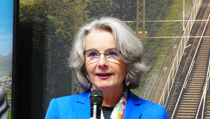 Nahaufnahme einer Frau mit einem Mikrophon in der Hand