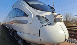 Close-up of the top of the AdvancedTrainlab train: white ICE with a gray stripe on the side. Sensors are located above the so-called nose of the train to document the route. Close-up of the top of the AdvancedTrainlab train: white ICE with a gray stripe on the side. Sensors are located above the so-called nose of the train to document the route.
