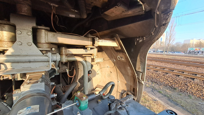 Open nose flap of the AdvancedTrainLab with installed sensors in sunlight. Further tracks can be seen on the right of the picture.