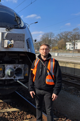 Martin Köppel stands in front of the train in a high-visibility vest