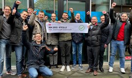 Ein Teil des internen Projektteams aus dem Großprojekt ETCS Korridor Rhine-Alpine aus dem Teilprojekt Mitte (I.NID 73) und der Inbetriebnahmesteuerung (I.NID 71): Jan Dollenmayer, Alexander Schuler, Sebastian Schreiner, Wilko Eisele, Markus Dressel, Philip Grau, Burak Koc, Marc Hansen, Sebastian Eitel, Frederik Schmalle, Firas Omran, Hayri Mumcu (v. l. n. r.) (Quelle: DB Netz AG/Wilko Eisele) Ein Teil des internen Projektteams aus dem Großprojekt ETCS Korridor Rhine-Alpine aus dem Teilprojekt Mitte (I.NID 73) und der Inbetriebnahmesteuerung (I.NID 71): Jan Dollenmayer, Alexander Schuler, Sebastian Schreiner, Wilko Eisele, Markus Dressel, Philip Grau, Burak Koc, Marc Hansen, Sebastian Eitel, Frederik Schmalle, Firas Omran, Hayri Mumcu (v. l. n. r.) (Quelle: DB Netz AG/Wilko Eisele)