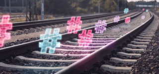 Mehrere bunte Hashtags die über Gleisen schweben. Mehrere bunte Hashtags die über Gleisen schweben.