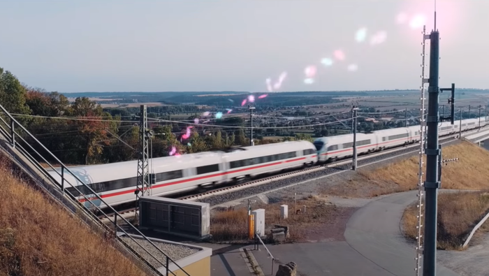 Das Foto zeigt eine Fotomontage, auf der ein Ice aus einem Tunnel herausfährt. Über dem Zug fliegen bunte Hashtags zu einem Funkmast, der sich in der rechten Bildhälfte befindet. Das Foto zeigt eine Fotomontage, auf der ein Ice aus einem Tunnel herausfährt. Über dem Zug fliegen bunte Hashtags zu einem Funkmast, der sich in der rechten Bildhälfte befindet.