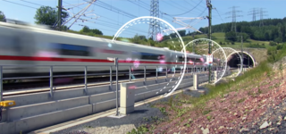 Ein Zug der Schnell über ein Gleis in einen Tunnel fährt. Es sind visualisierungen die die Digitalisierung repräsentieren sollen dargestellt.