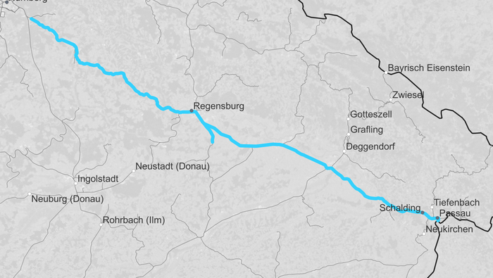 Blaue Linie auf Karte: Streckenkarte Nürnberg – Passau – Grenze (Copyright: DB InfraGO AG, Digitale Schiene Deutschland)