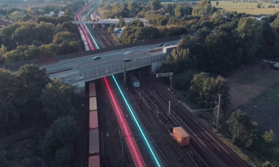 Moodbild der Digitale Schiene Deutschland Hier sehen Sie ein Stimmungsbild der Digitalen Schiene Deutschland mit Gleisen und einer Brücke, die über die Gleise führt.