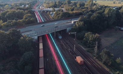 Hier sehen Sie ein Stimmungsbild der Digitalen Schiene Deutschland mit Gleisen und einer Brücke, die über die Gleise führt.