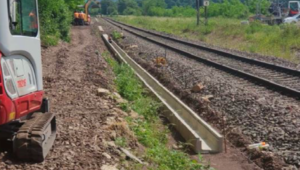 Zu sehen ist eine eingleisige Bahnstrecke im Grünen