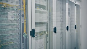 Rechnerschränke hinter Glastüren