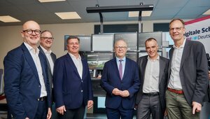 From left to right - Heiko Büttner (DB Management Representative for the Free State of Bavaria), Markus Fritz (Hitachi Rail), Christian Bernreiter (Bavarian State Minister for Housing, Construction and Transport), Michael Theurer (Parliamentary State Secretary BMDV), Berthold Huber (Member of the Management Board for Infrastructure DB AG), Dr Volker Hentschel (Board Representative Digital Shiene Germany)