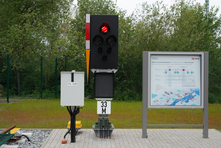 Das Foto zeigt ein rotes, digital gesteuertes Signal