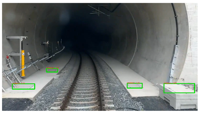 Beispiel für automatische Infrastrukturelementerkennung die Detektion von Kanalschachtabdeckungen entlang einer Bahnstrecke in einem Tunnel. Der ML-Detektors wurde mit einer sog. Active Learning Pipeline entwickelt, welcher ein schnelles und unkompliziertes Trainieren ermöglicht. Videomaterial aufgenommen von Team Streckenvideo.