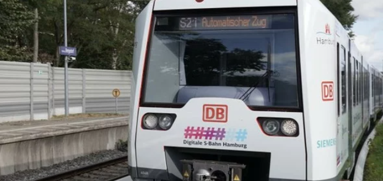Weißer Zug mit Markenhashtags der Digitalen Schiene Deutschland steht am Bahnsteig. Weißer Zug mit Markenhashtags der Digitalen Schiene Deutschland steht am Bahnsteig.