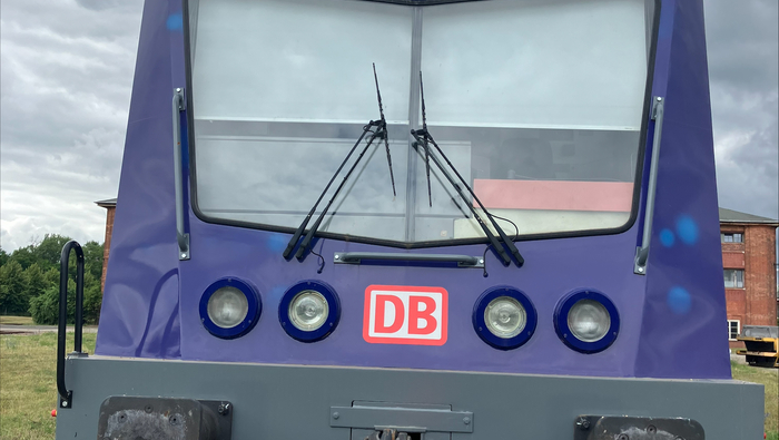 Foto zeigt Front eines blauen Zuges mit rotem DB Logo. Foto zeigt Front eines blauen Zuges mit rotem DB Logo.