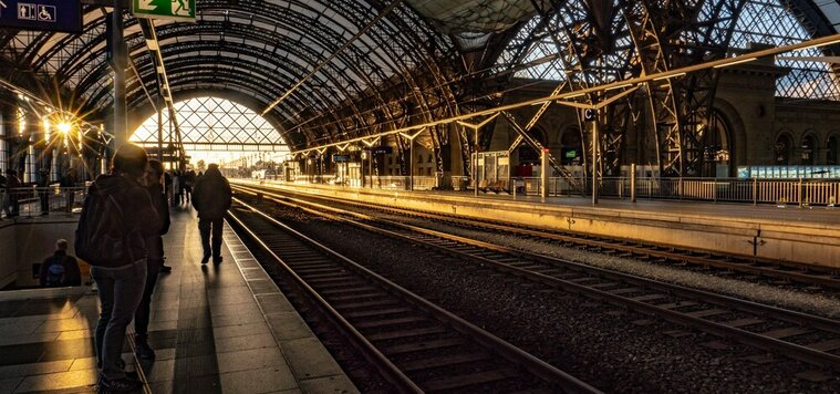 Blick vom Bahnsteig auf Stahlträger eines Bahnhofs Blick vom Bahnsteig auf Stahlträger eines Bahnhofs