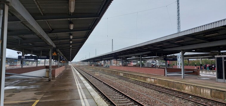 Bahnsteige in einem Bahnhof bei Regen Bahnsteige in einem Bahnhof bei Regen