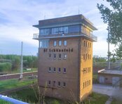 Hochbau des Relaisstellwerks in Schönefeld vor den Gleisanlagen des Bahnhofs (Copyright: DB InfraGO AG, Digitale Schiene Deutschland/Bennet Schulz)